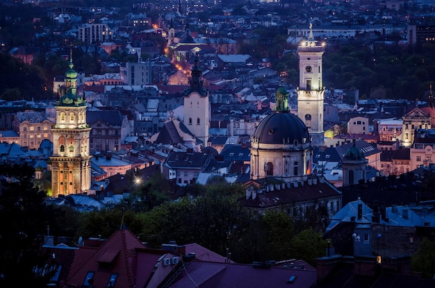 Vista noturna de Lviv