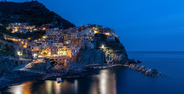 Vista noturna de Manarola Liguria Itália