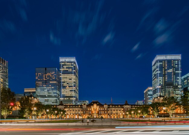 Foto vista noturna de marunouchi do lado da estação ferroviária de tóquio na cidade de chiyoda, tóquio, japão