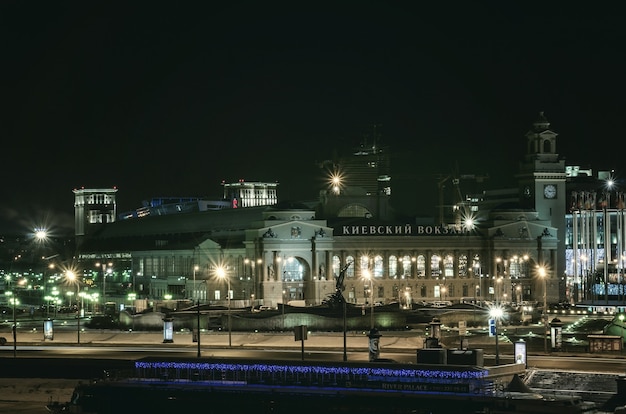 Vista noturna do dique de krasnopresnenskaya do rio moscou.