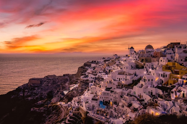 Vista noturna do pôr do sol da tradicional vila grega famosa Oia na ilha de Santorini na Grécia