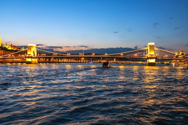 vista noturna do rio Danúbio, pontes, pontos turísticos de Budapeste. Hungria.