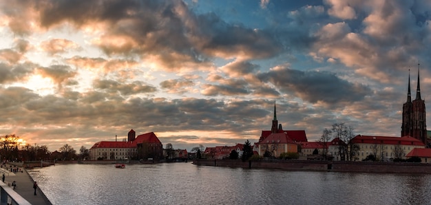 Vista noturna do rio odra e da ilha tumski, na cidade de wroclaw, na polônia, na primavera