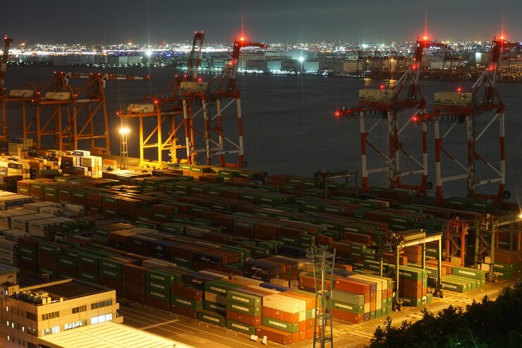 Foto vista noturna do terminal de contêineres de odaiba, em tóquio