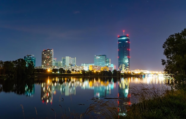 Vista noturna na paisagem urbana de Viena, Áustria, vista da ilha do Danúbio na cidade de Donau