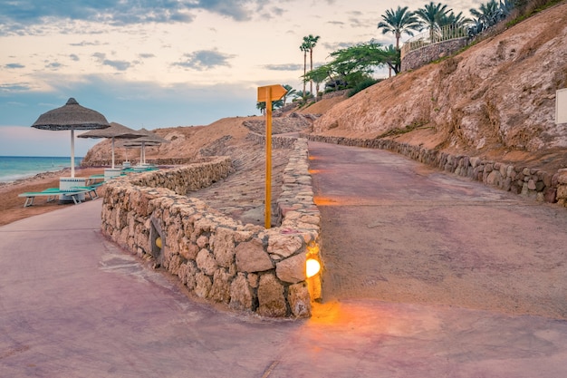 Vista noturna para uma pequena estrada na praia em iluminação