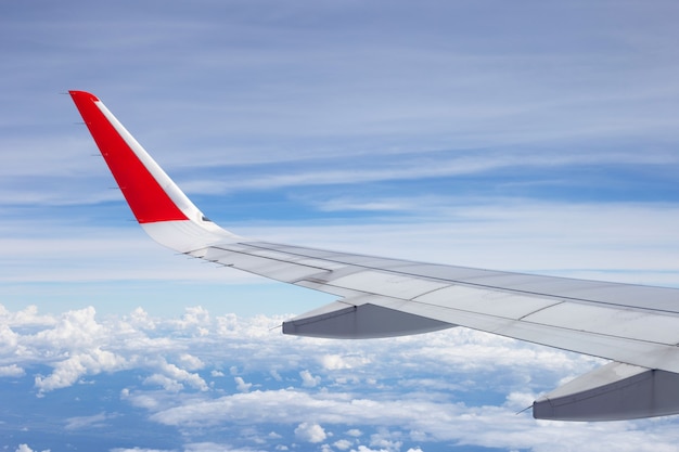 Vista de la nube del cielo y el ala del avión desde la ventana