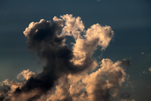 Foto vista de las nubes en bajo ángulo