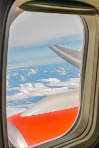 Foto vista de las nubes y el cielo. ala de avión desde la ventana, foto teñida