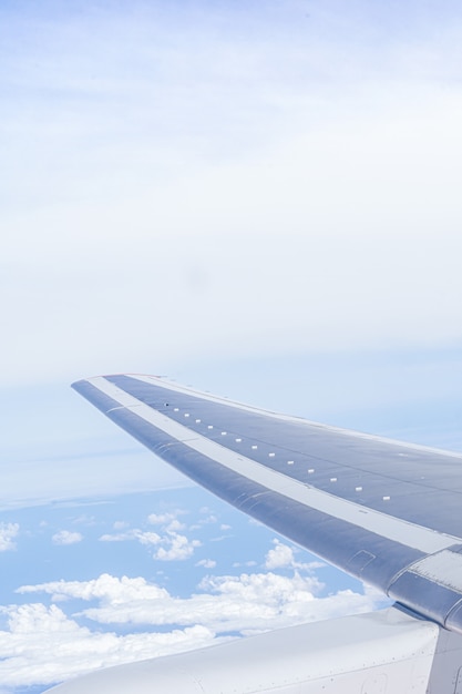 Foto vista de las nubes y el cielo. ala de avión desde la ventana, foto teñida