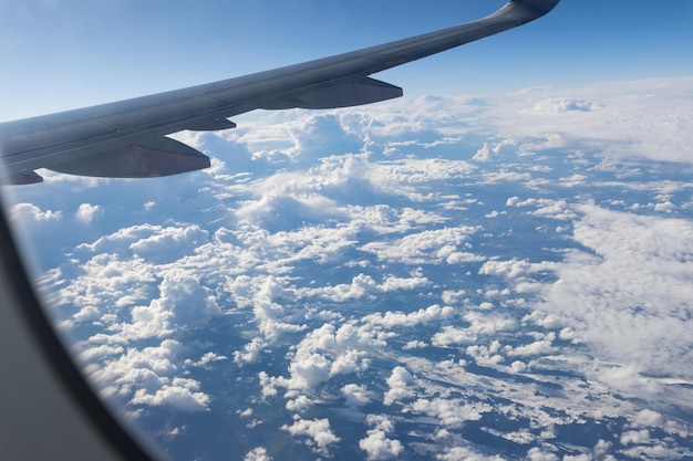 Vista de las nubes y el cielo desde la ventana del avión