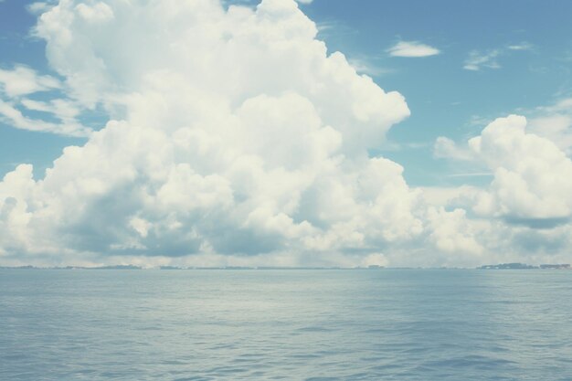 Vista de nubes costeras de bajo ángulo