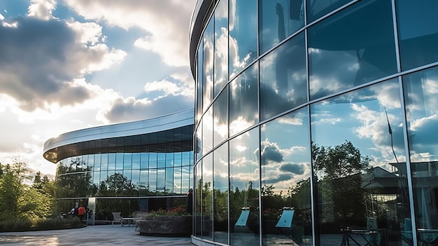 Vista de las nubes reflejadas en el edificio de oficinas de cristal curvo