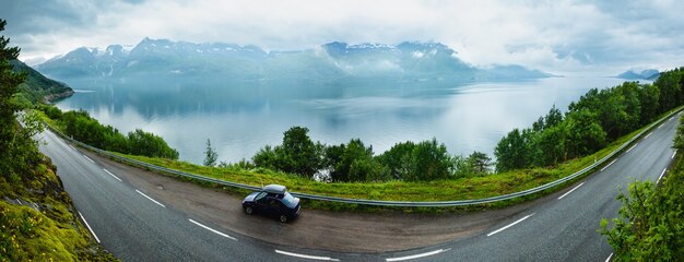 Vista nublada de verão sobre Glomfjorden, Nordland, Noruega