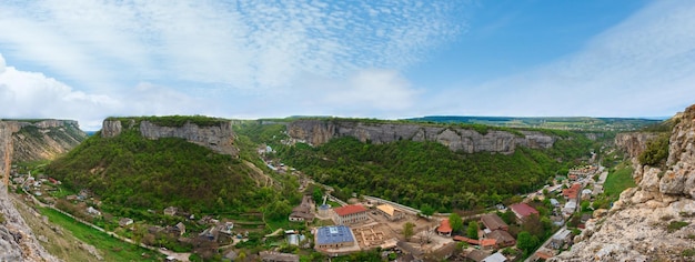 Vista nublada de primavera de la ciudad de Bakhchisaraj Chufut Kale Crimea Ucrania