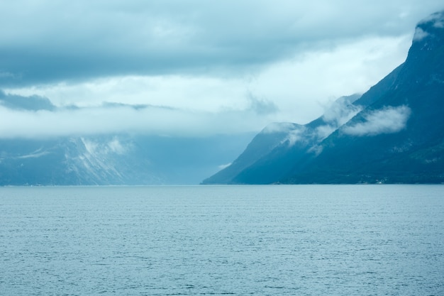 Foto vista nublada de verano del fiordo desde el ferry