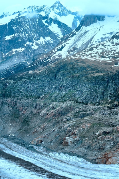 Vista nublada de verano del glaciar Aletsch (Bettmerhorn, Suiza)