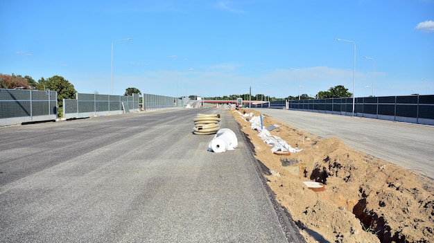 Foto vista de la nueva carretera en construcción.