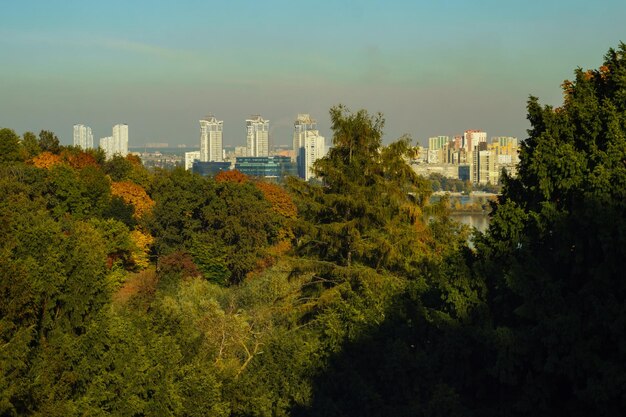 Vista de las nuevas zonas residenciales del Jardín Botánico en otoño, Kiev, capital de Ucrania