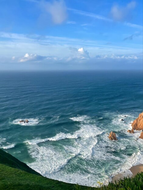 Foto una vista del océano desde el acantilado.