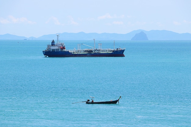 Vista del océano hermoso paisaje marino con barco y barcos