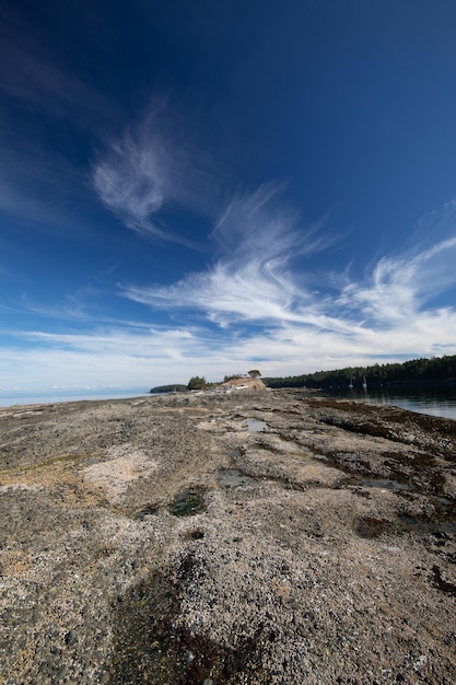 Una vista del océano desde la playa.