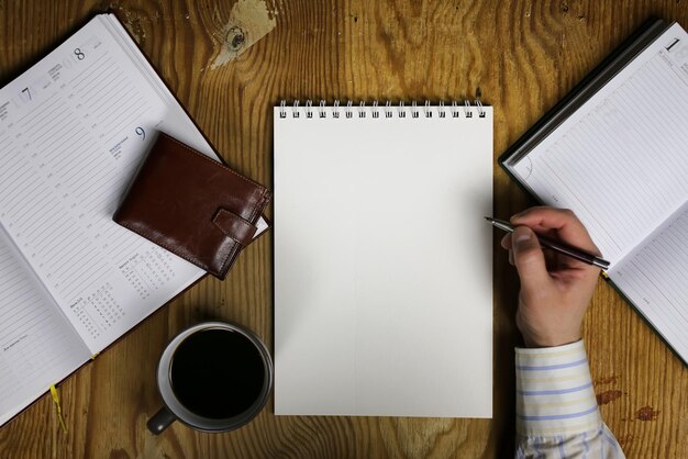 Vista de oficina de mano de escritura de mesa