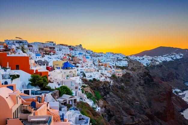 Vista de Oia al amanecer, Santorini, Grecia