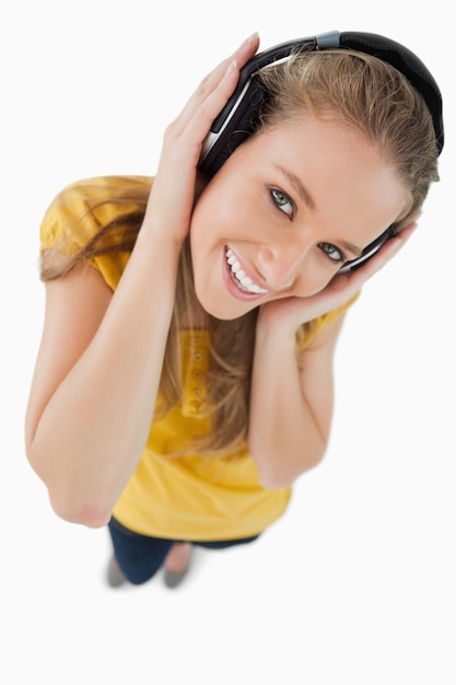 Foto vista de ojo de pez de una chica rubia con auriculares