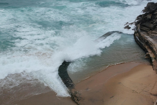 Foto vista de las olas en el mar desde un ángulo alto