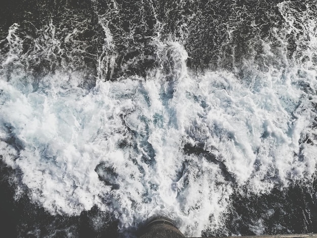 Vista de las olas en el mar con ángulo alto