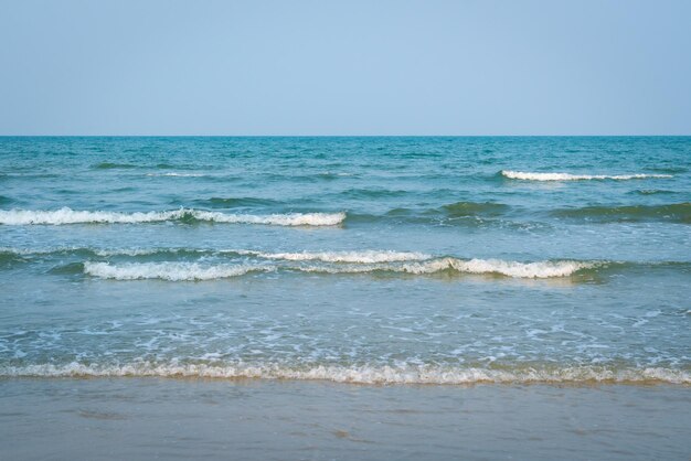 Vista de las olas del mar en la playa