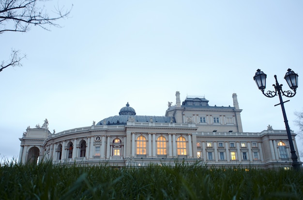 Vista de la ópera y la casa de ballet en Odessa