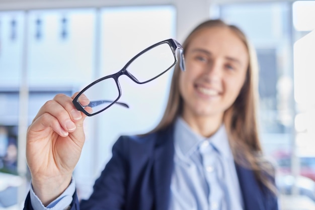Vista de optometría y retrato de mujer con anteojos con lentes recetados después de la prueba ocular Visión de atención médica y paciente o cliente femenino con montura de anteojos para el cuidado de los ojos en una tienda óptica