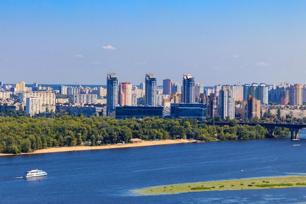 Vista de la orilla izquierda del río Dniéper en Kiev, Ucrania