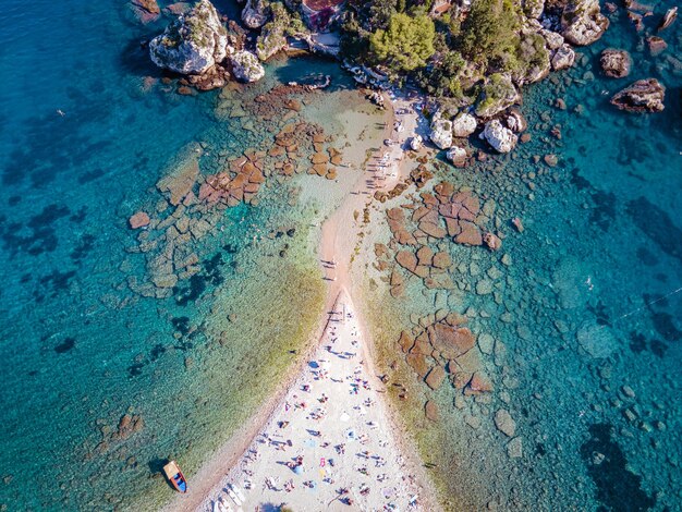 Foto vista de la orilla del mar en ángulo alto