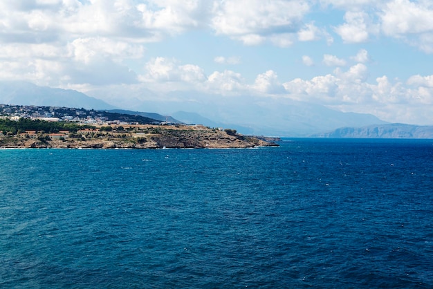 Vista de la orilla opuesta en el horizonte