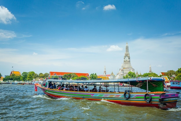 Una vista de la orilla del río Chao Phraya de Bangkok mostrando el Peninsula Hotel