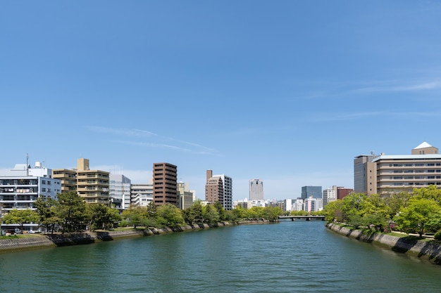 Vista de la orilla del río en la ciudad de Hiroshima