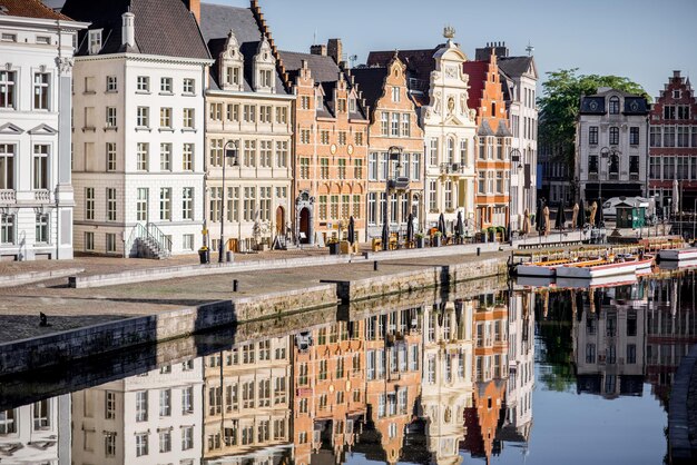 Vista de la orilla del río con hermosos edificios antiguos y canal de agua durante la luz de la mañana en la ciudad de Gent, Bélgica