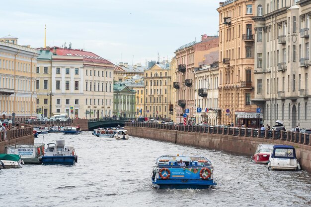 Foto vista de la orilla del río moyka en el centro histórico de san petersburgo