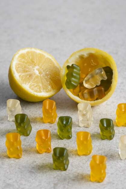 Foto vista de ositos de goma dulce con limones