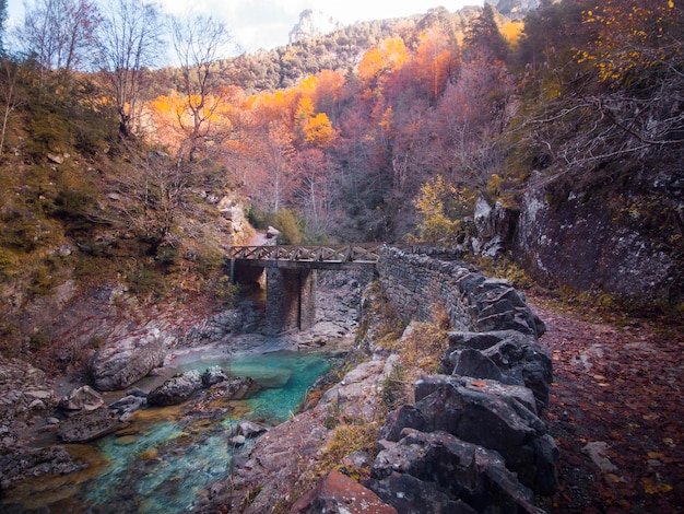 Vista otoñal en el cañón de Aisclo en el Parque Natural de Ordesa y Monte Perdido, con el Río Bellos