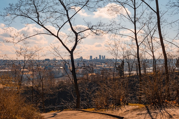 vista otoñal de la ciudad vieja de praga con nubes