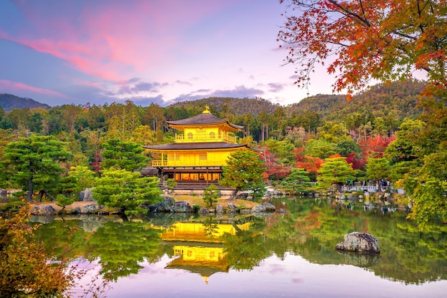 Vista otoñal del Pabellón Dorado del templo Kinkaku-ji en Kyoto, Japón al atardecer