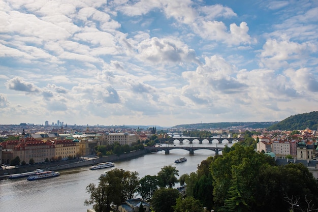 Vista otoñal del puente de Carlos en el río Vltava en Praga República Checa Vista otoñal del puente de Carlos en el casco antiguo de Praga y el río Vltava desde el punto de vista popular en el parque Letna Letenske sady