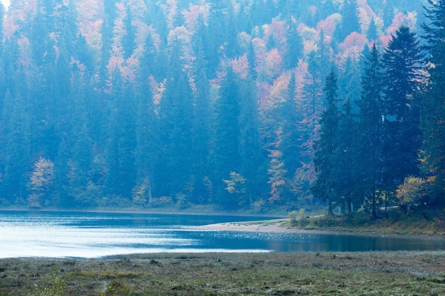 Vista de otoño del lago Synevyr