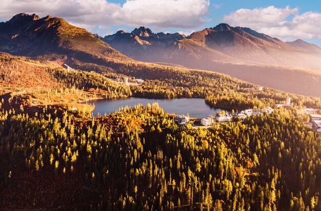 Vista de otoño por la mañana en el lago Strbske pleso lago Strbske en el Parque Nacional High Tatras Eslovaquia paisaje Europa