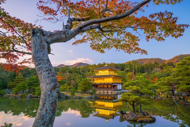 Vista de otoño del Pabellón Dorado del templo Kinkakuji en Kioto, Japón al atardecer