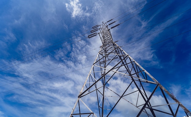 Vista padrão da estrutura da torre de transmissão de energia de poste de alta tensão